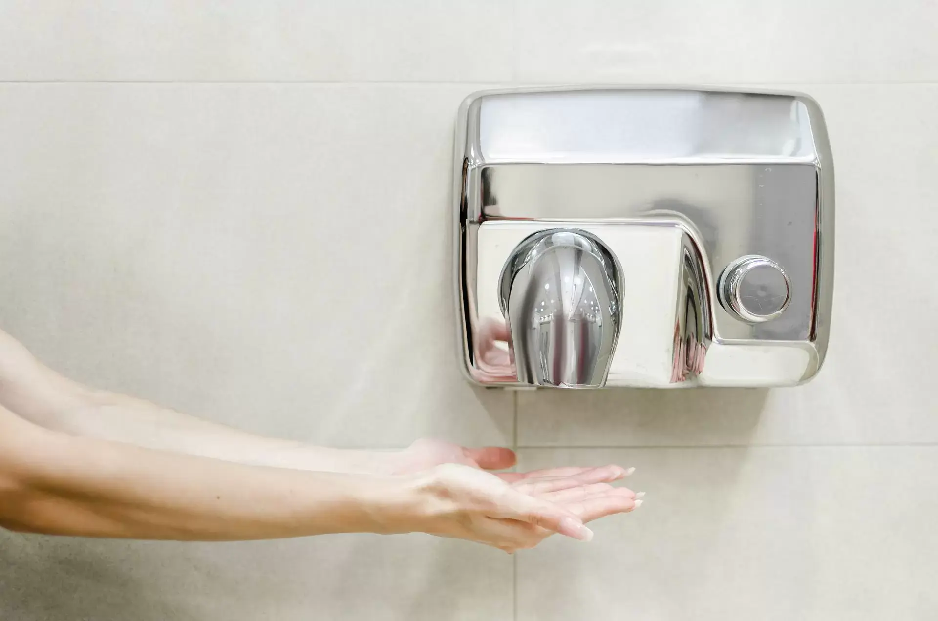 Zapomnij o ręczniku i wykorzystaj żywioł powietrza w swojej łazience! Jaką suszarkę do rąk wybrać?