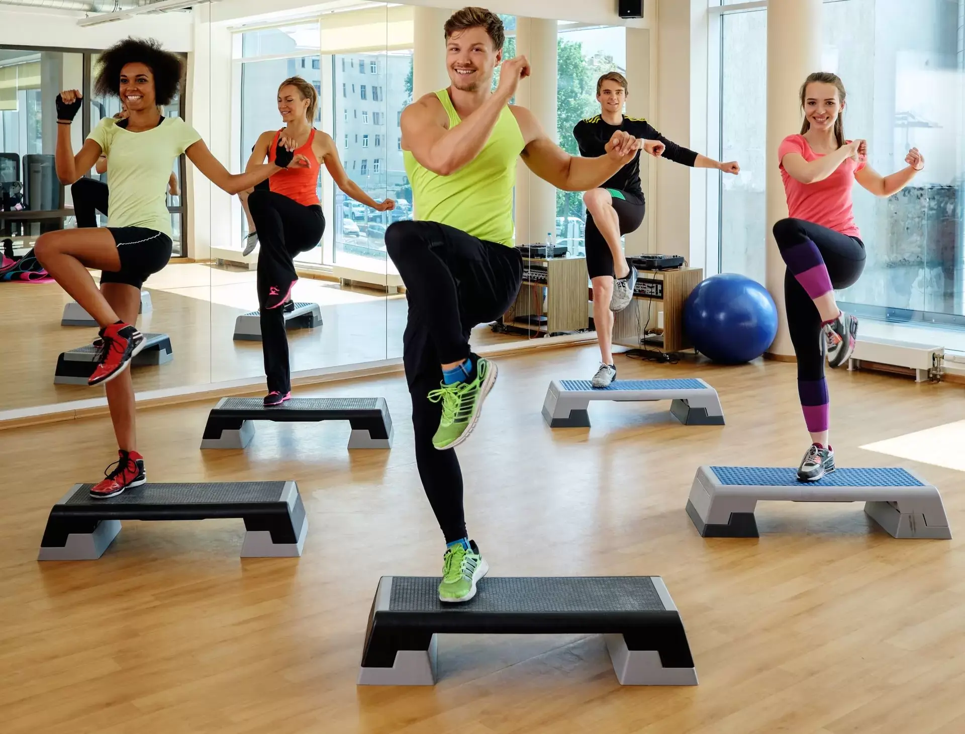 Jakie korzyści dają ćwiczenia aerobowe na stepie? Wykorzystaj maksymalnie swoje treningi na stepie do aerobiku 