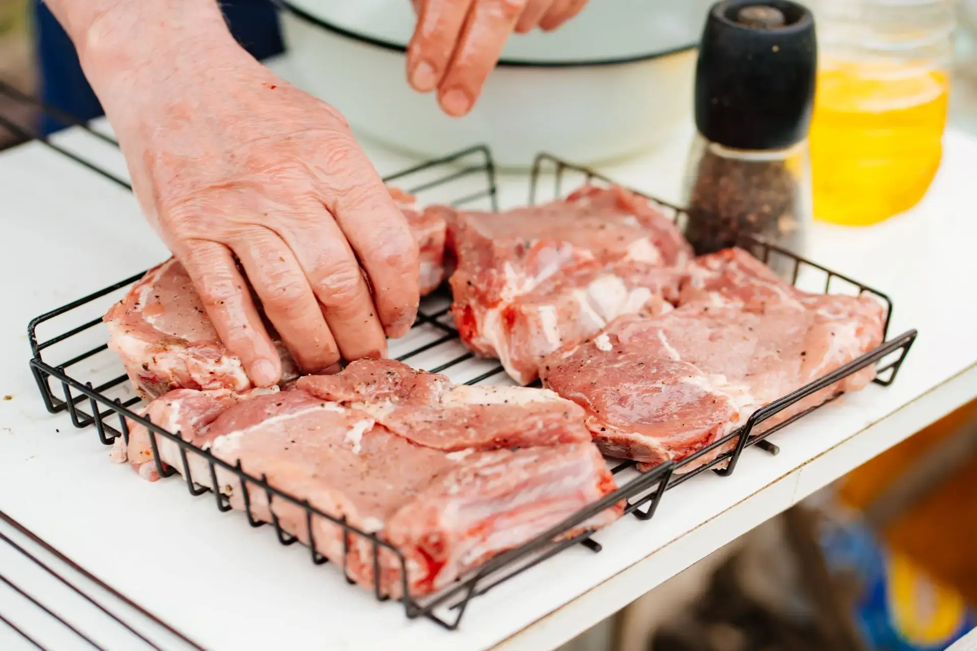Jak peklować mięso na sucho, mokro i próżniowo? Opanuj sztukę peklowania!
