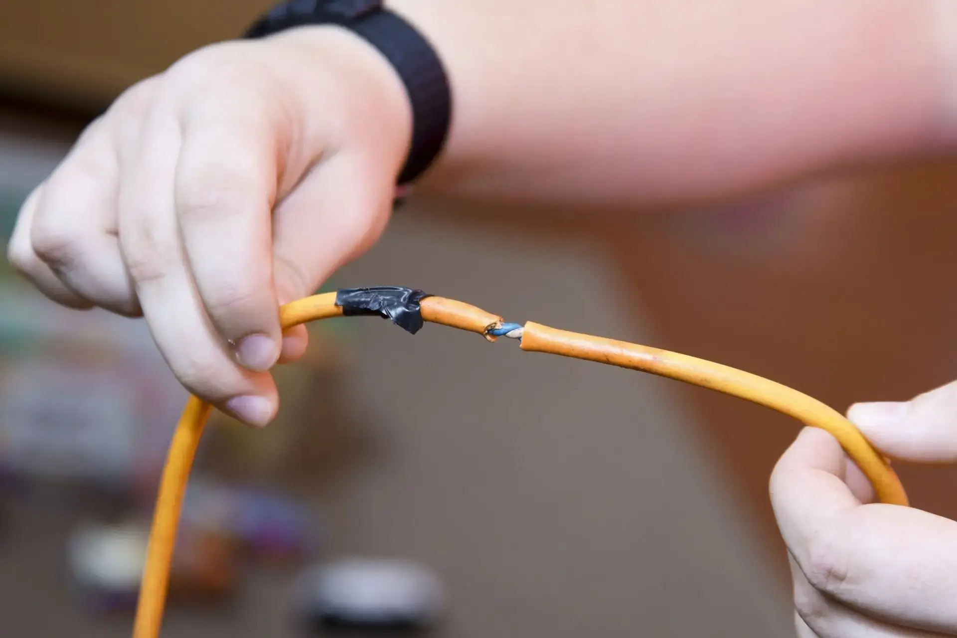 Jak naprawić przerwany kabel bez lutowania? &#8211; poradnik krok po kroku