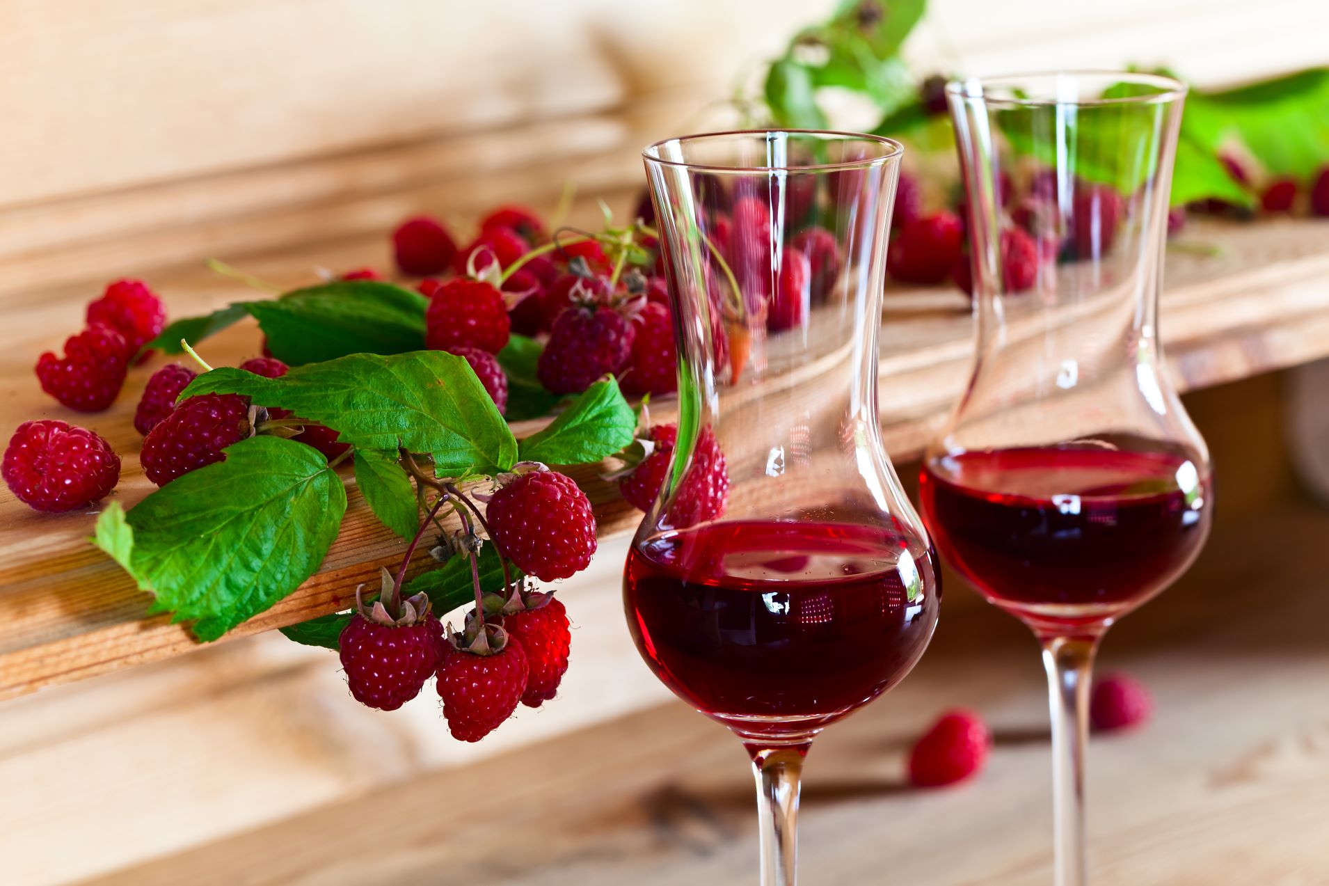 Jak zrobić wino z malin? Przepis krok po kroku