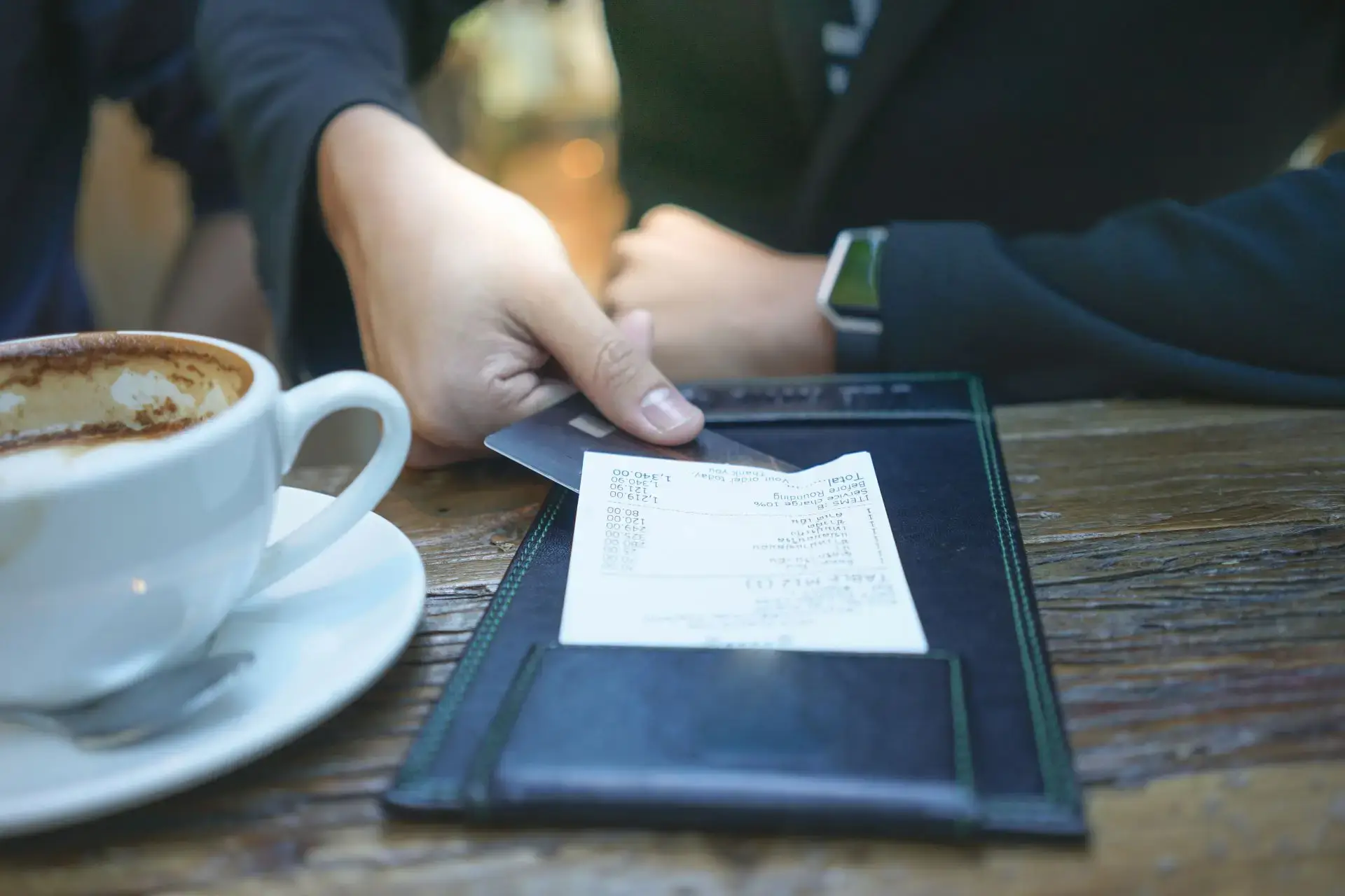 Opłata serwisowa w restauracji – czy warto ją wprowadzić?